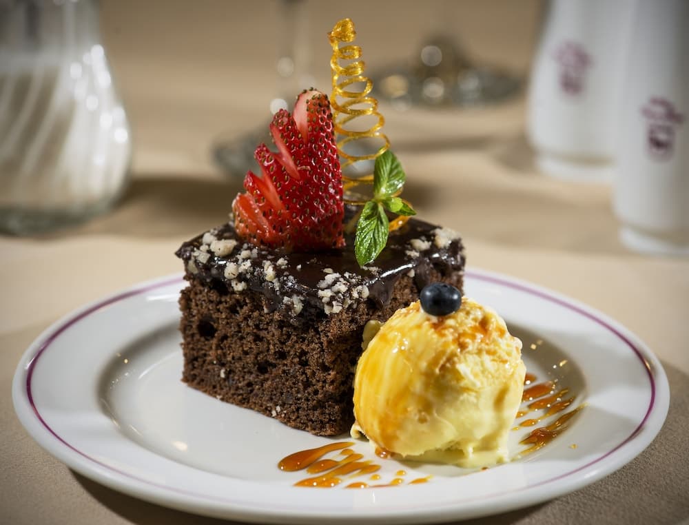 Rey Palace Hotel, Food and Drink