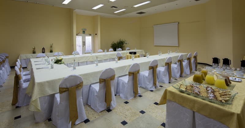 Memories Miramar Habana, CON