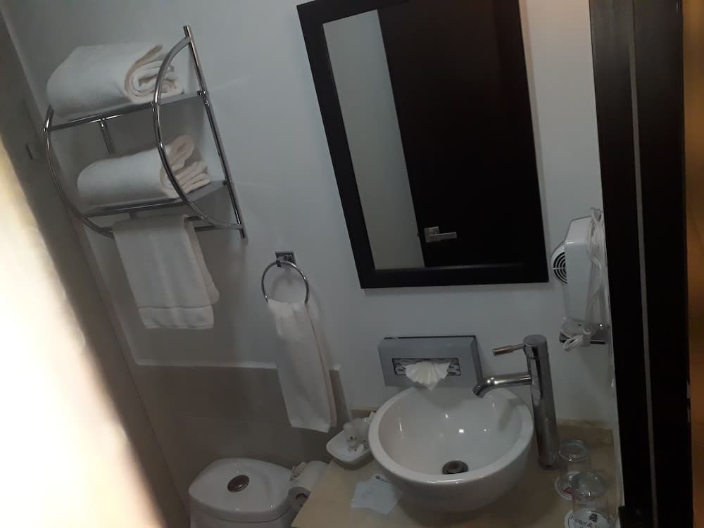 *Hotel & Suites PF, Bathroom