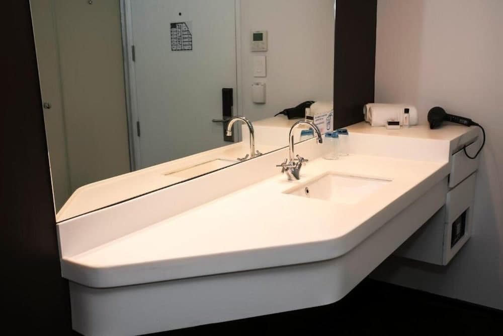 ONOMO Hotel Waterfront, Bathroom