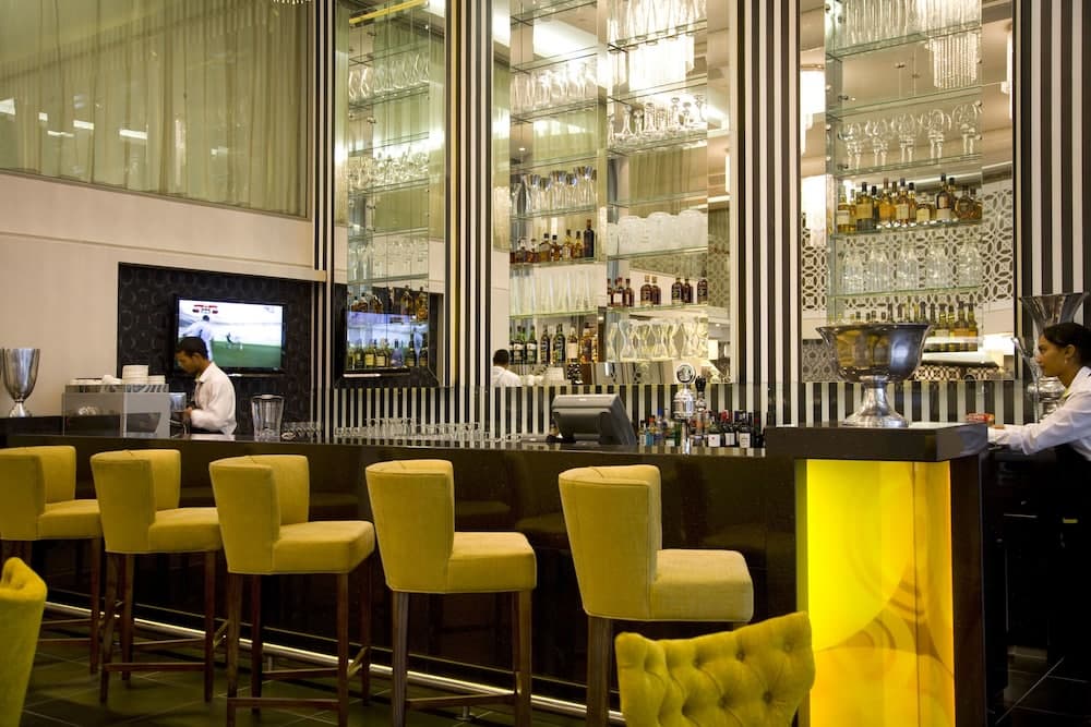 DoubleTree by Hilton Cape Town - Upper Eastside, Bar (on property)