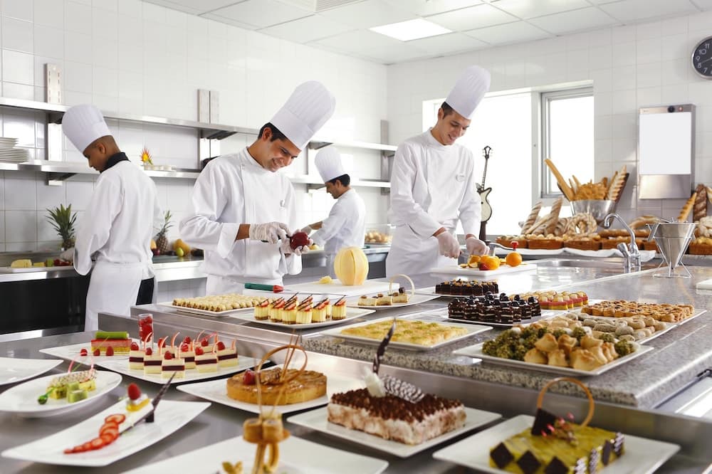 Swissotel Makkah, Food and Drink