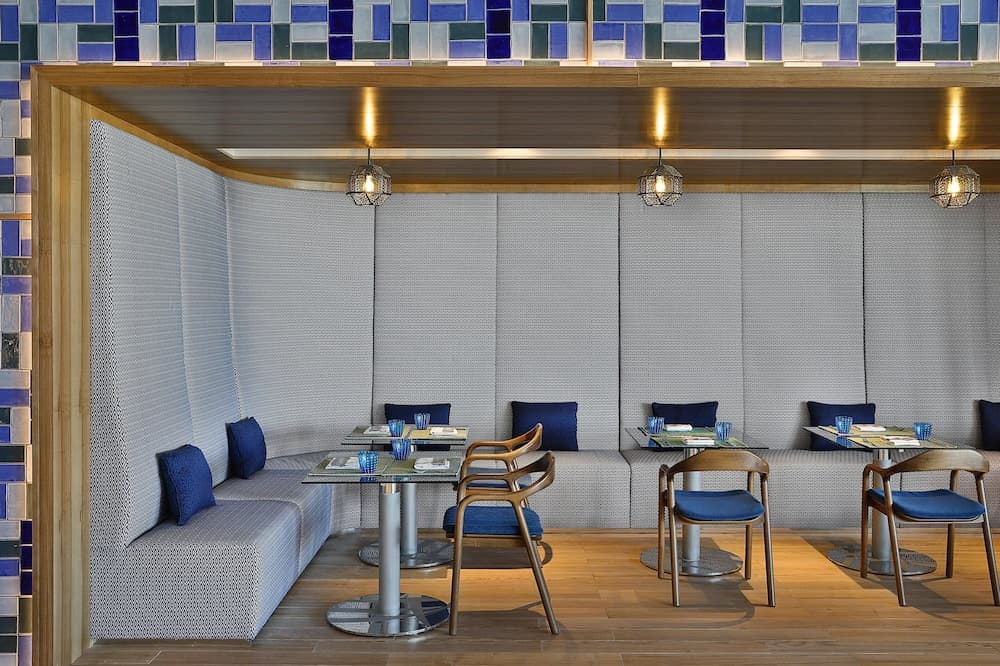 W Muscat, Restaurant