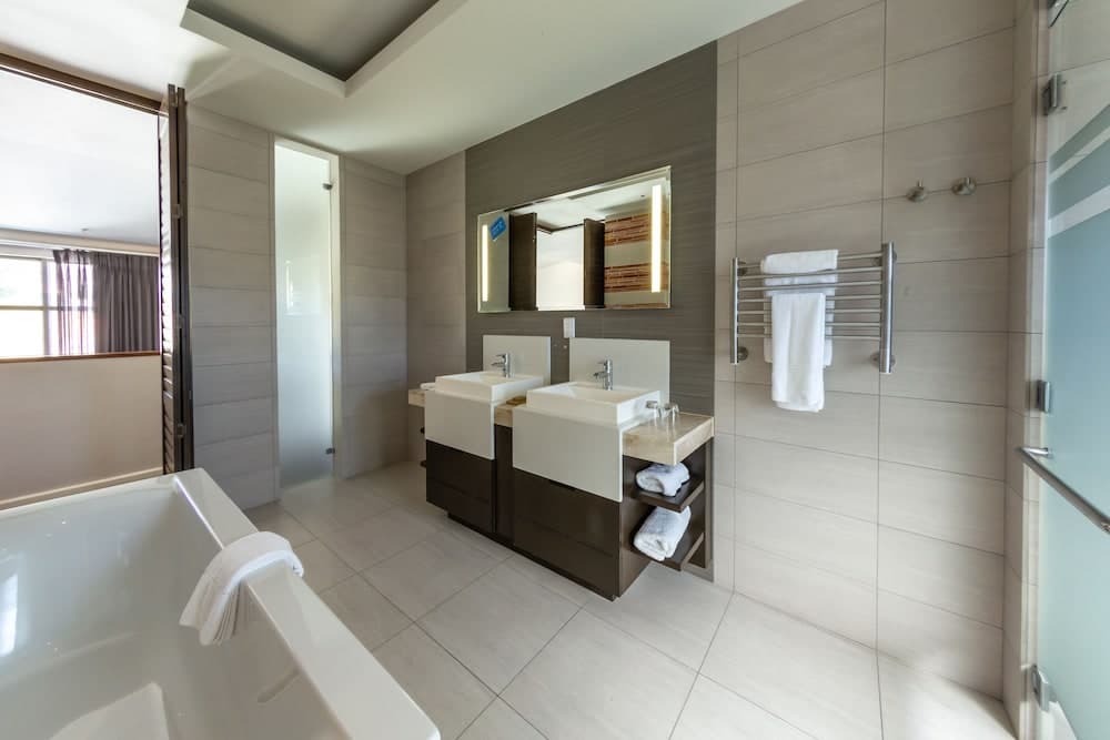 DoubleTree by Hilton Cape Town - Upper Eastside, Bathroom