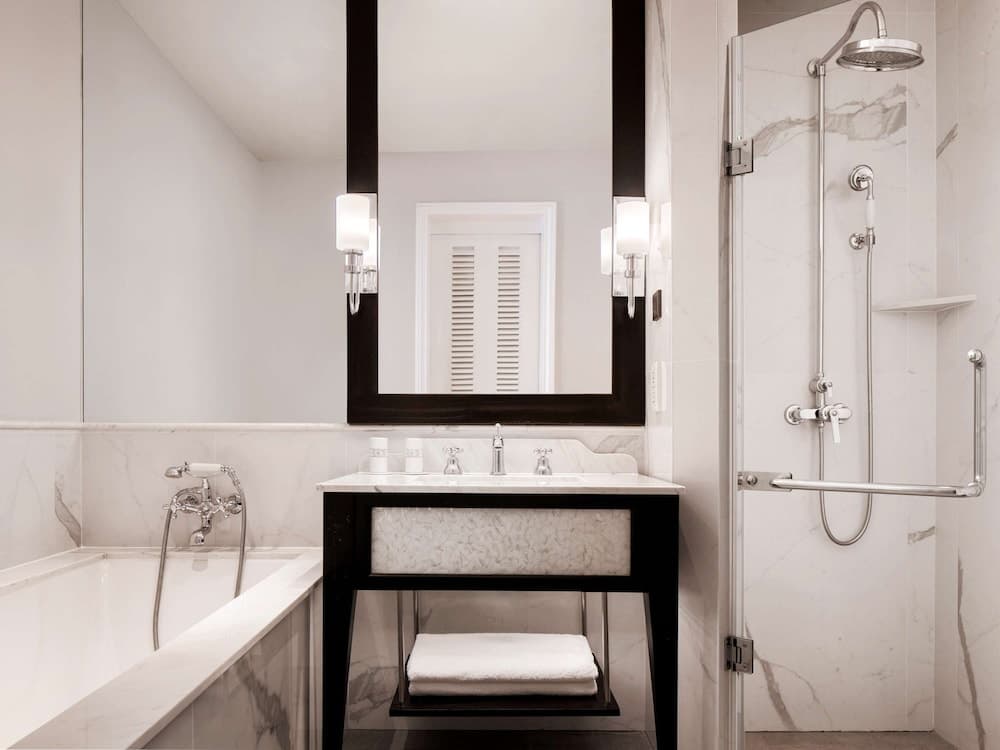 Raffles Grand Hotel d'Angkor, Bathroom
