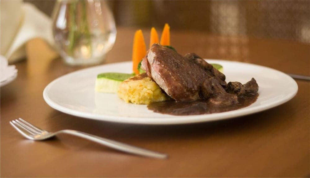 Hotel De Mendoza, Food and drink