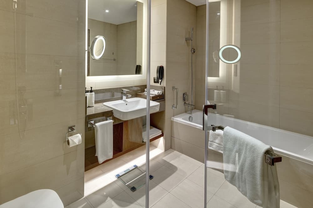 Crowne Plaza Muscat OCEC, an IHG Hotel, Bathroom