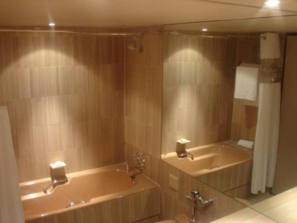 Southern Sun Cape Sun, Bathroom