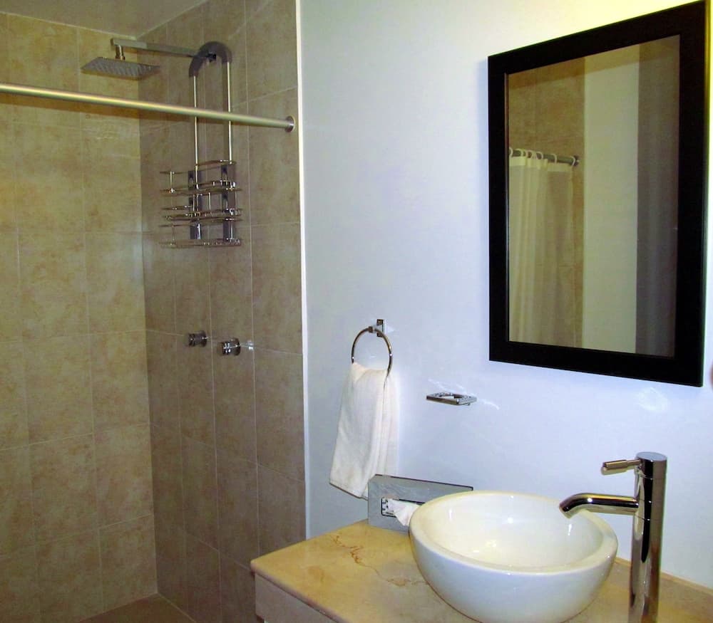 *Hotel & Suites PF, Bathroom