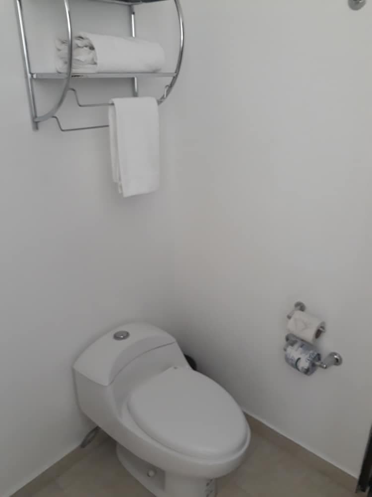 *Hotel & Suites PF, Bathroom