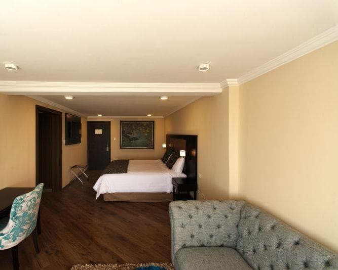 QUINDELOMA ART HOTEL & GALLERY, 