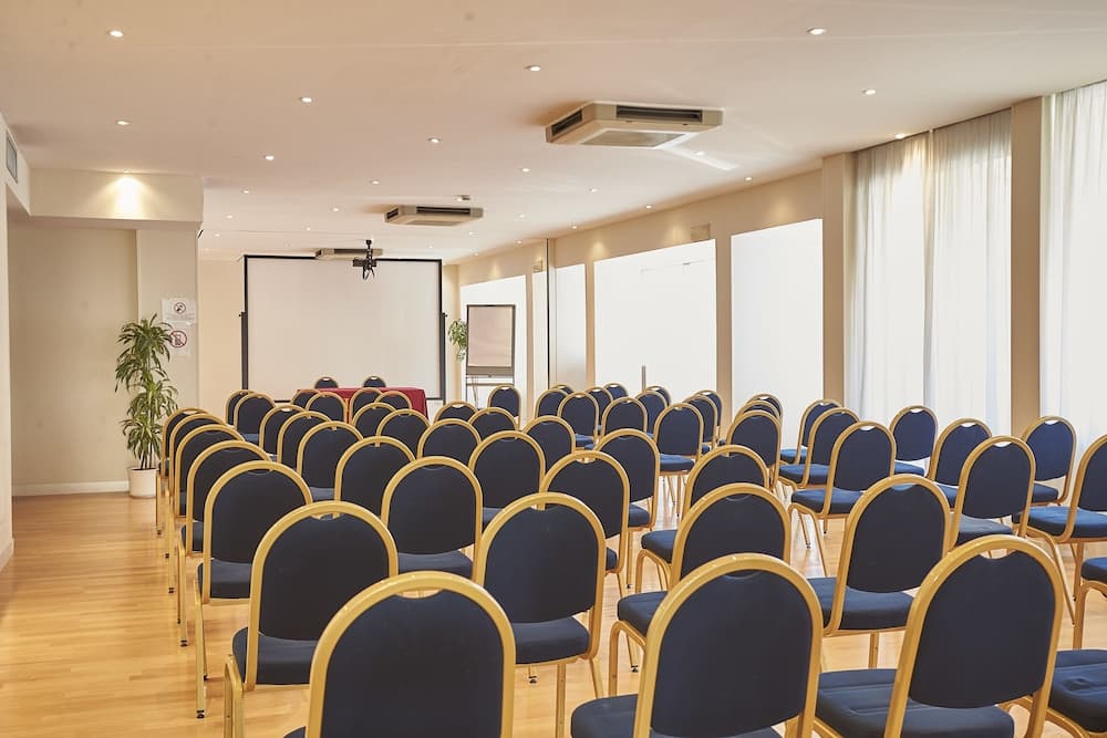 Sina Astor, Meeting Facility