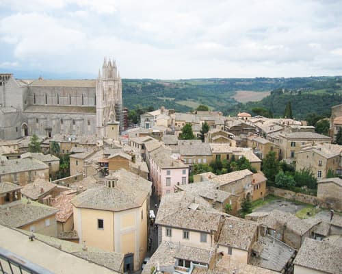 TOUR DELL’UMBRIA  IL TUO VIAGGIO NEL CUORE VERDE D’ITALIA 