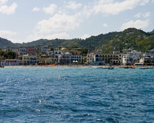 Isquia, el paraíso termal del Mediterráneo (desde otros orígenes en avión)