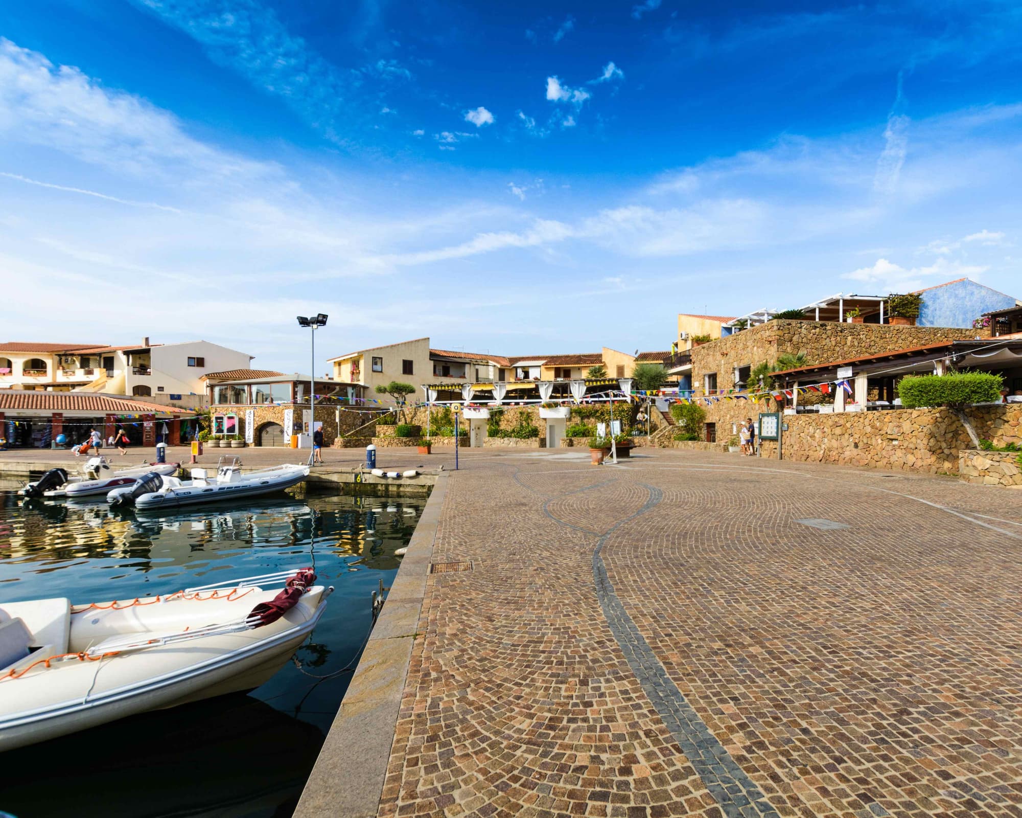 AQUA SARDINIA CON AUTO GRATIS. PACCHETTO VOLO+AUTO+SOGGIORNO 