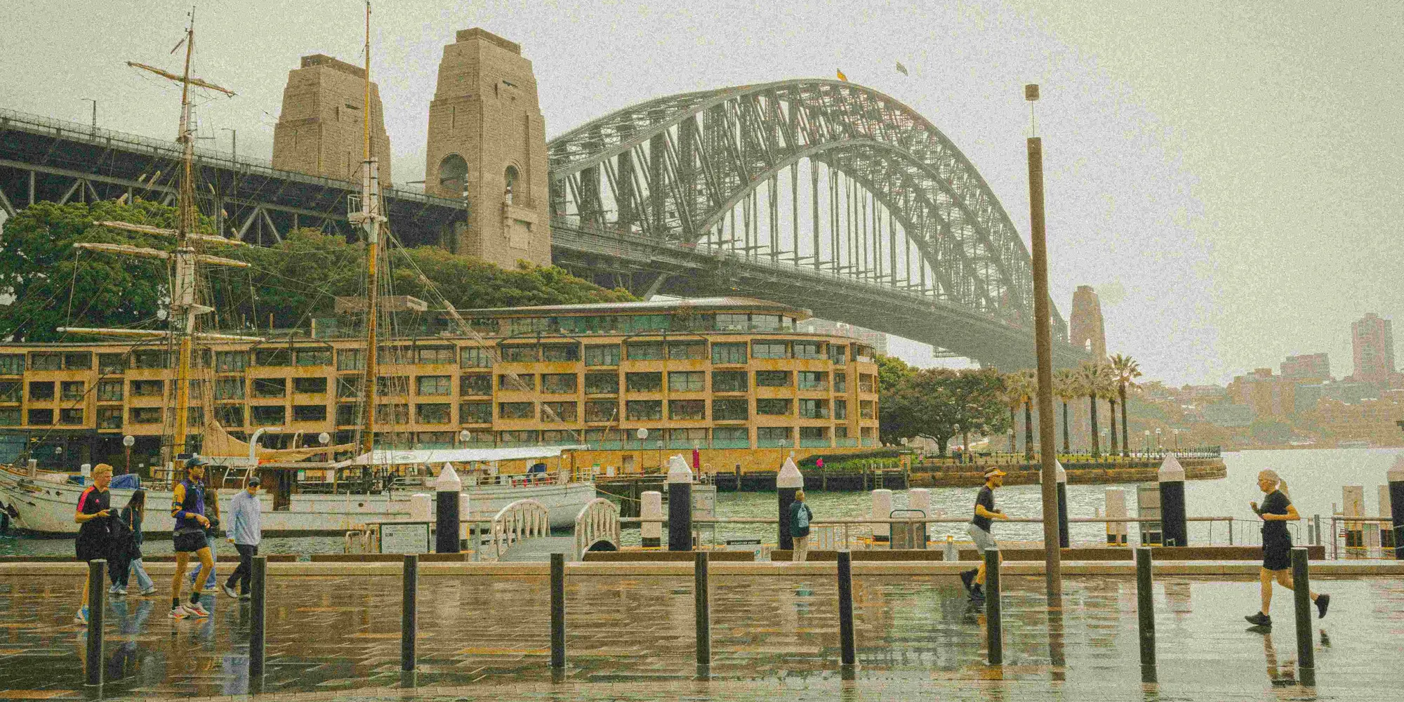 DAY 1: ARRIVAL IN SYDNEY – CITY DISCOVERY AND BEACH