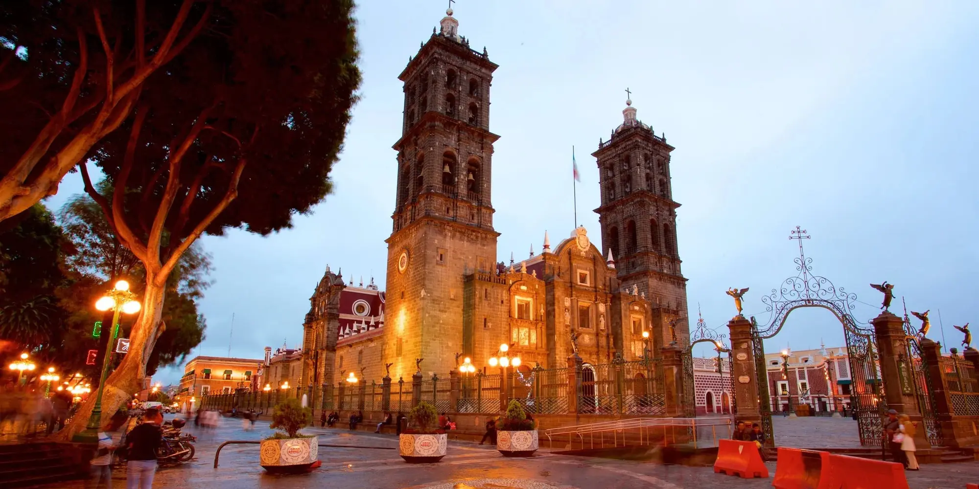 DÍA 3	( JUEVES )          CIUDAD DE MÉXICO - PUEBLA - OAXACA