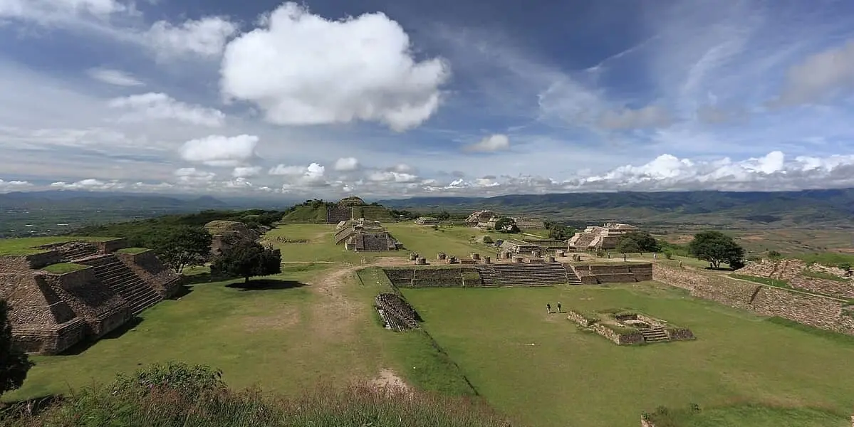 DÍA 4	(VIERNES)          OAXACA (MONTE ALBÁN + VISITA DE CIUDAD)