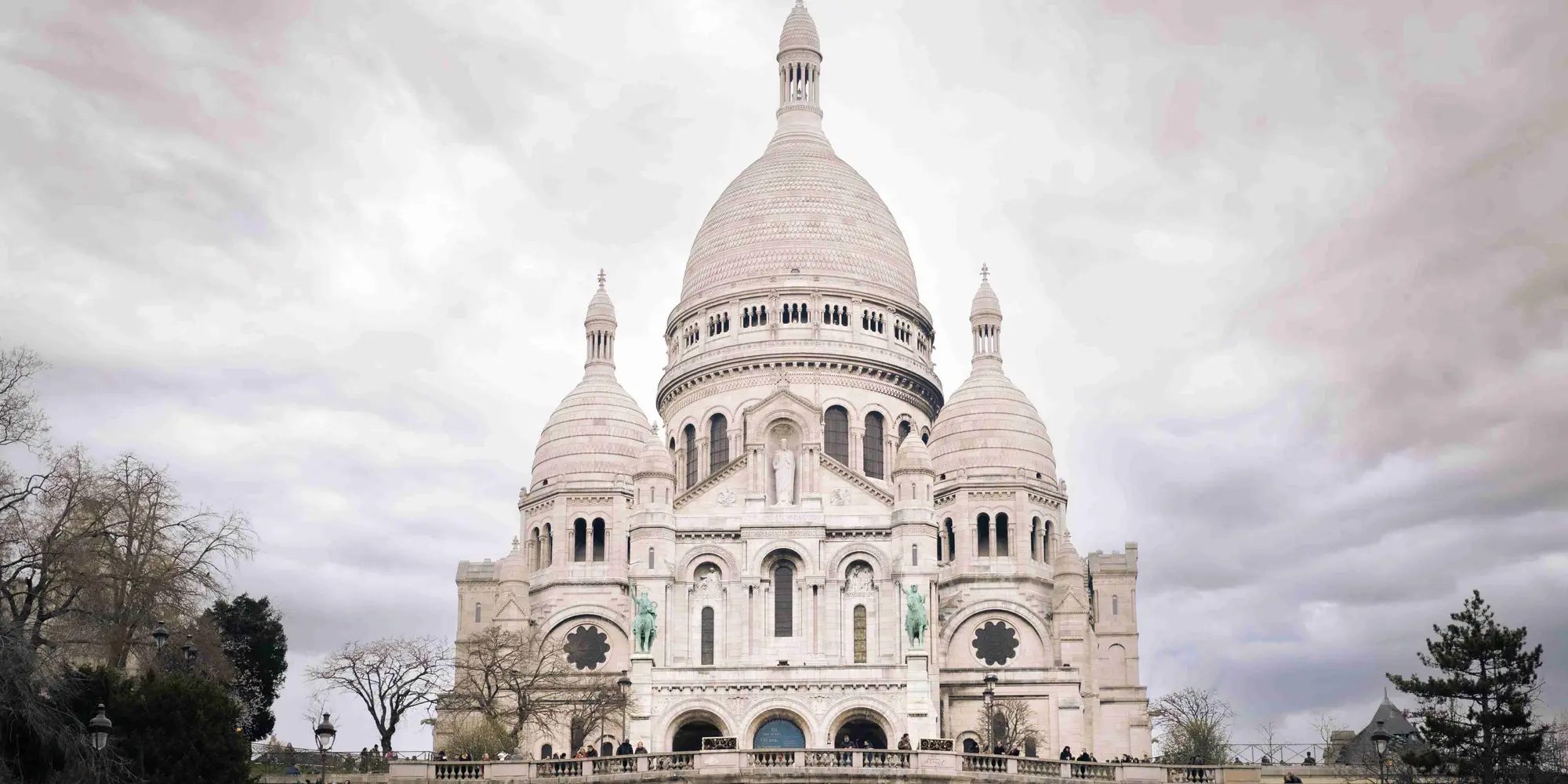 DIA 1: CHEGADA A PARIS – AMOR E MAGIA NA CIDADE LUZ