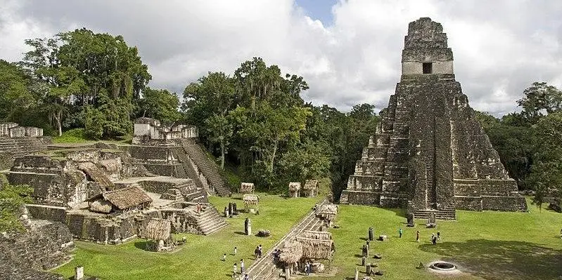 Tikal, majestuosa capital.
