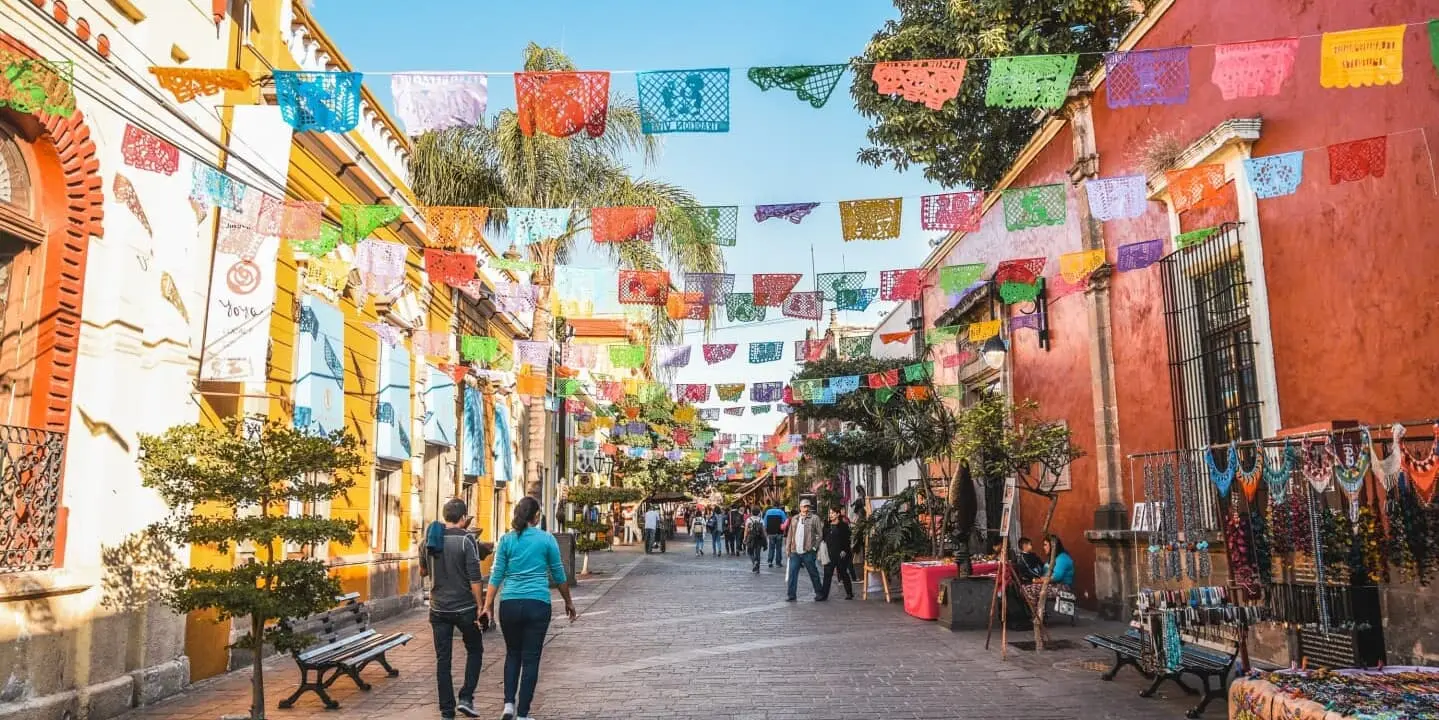 DÍA 06		GUADALAJARA - VISITA A LA CIUDAD Y TLAQUEPAQUE Y TOUR NOCHE DE FIESTA