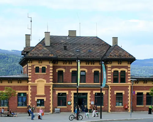 FIORDES, ESTOCOLMO E HELSINQUE  falando Português