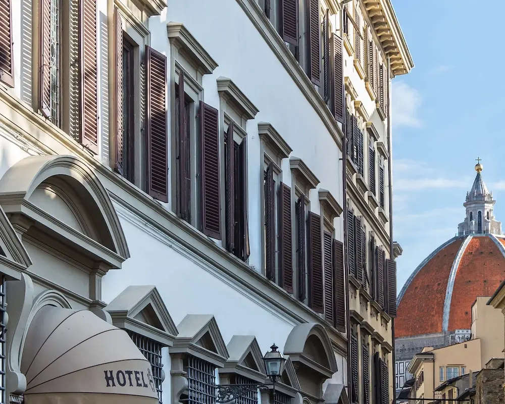 Hotel Paris, Primary image