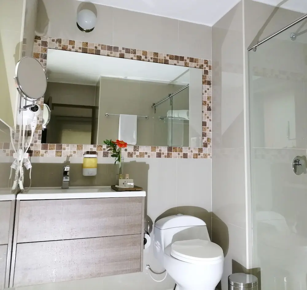 Richmond Suites Hotel, Bathroom