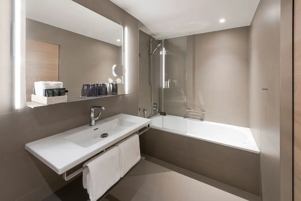 Hotel Savoy Bern, Bathroom