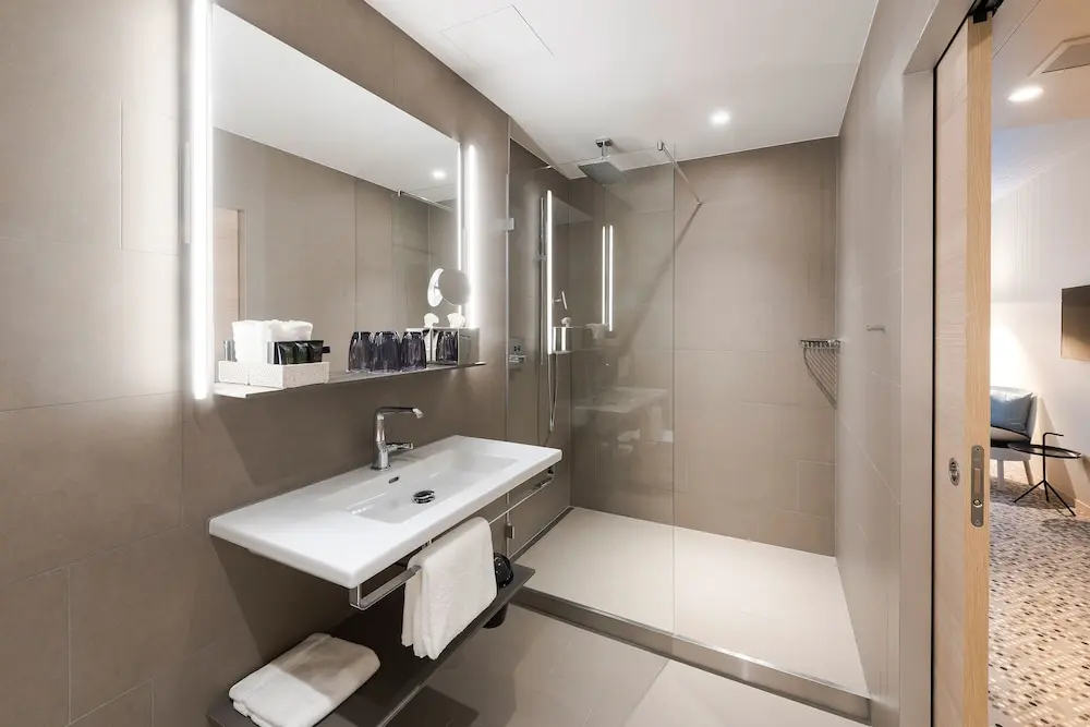 Hotel Savoy Bern, Bathroom