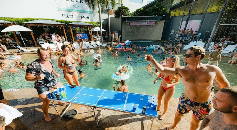 Gilligan's Backpackers Hotel & Resort, Outdoor pool