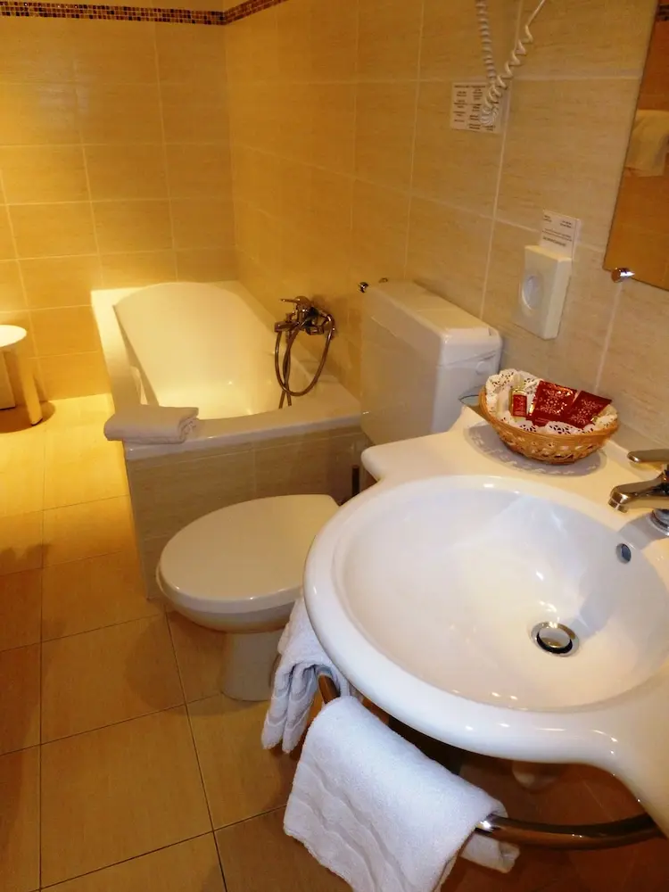 Hotel Capitole, Bathroom