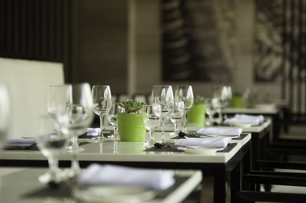 Seda Abreeza, Dining