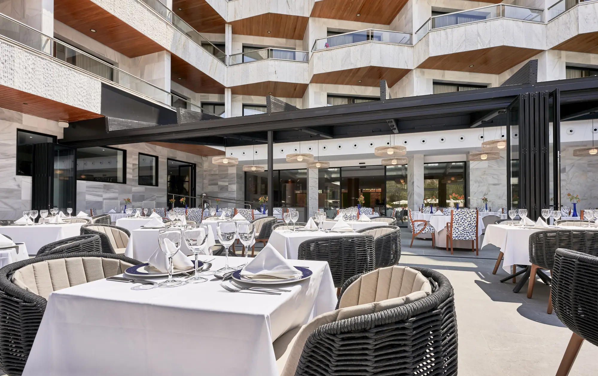 Serrano Palace, Restaurant
