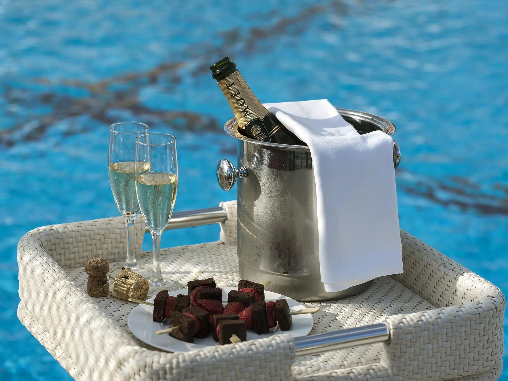 Emperador, Pool