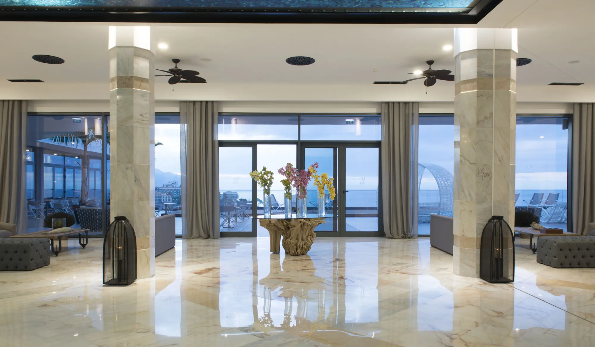 Baia Azul, Lobby
