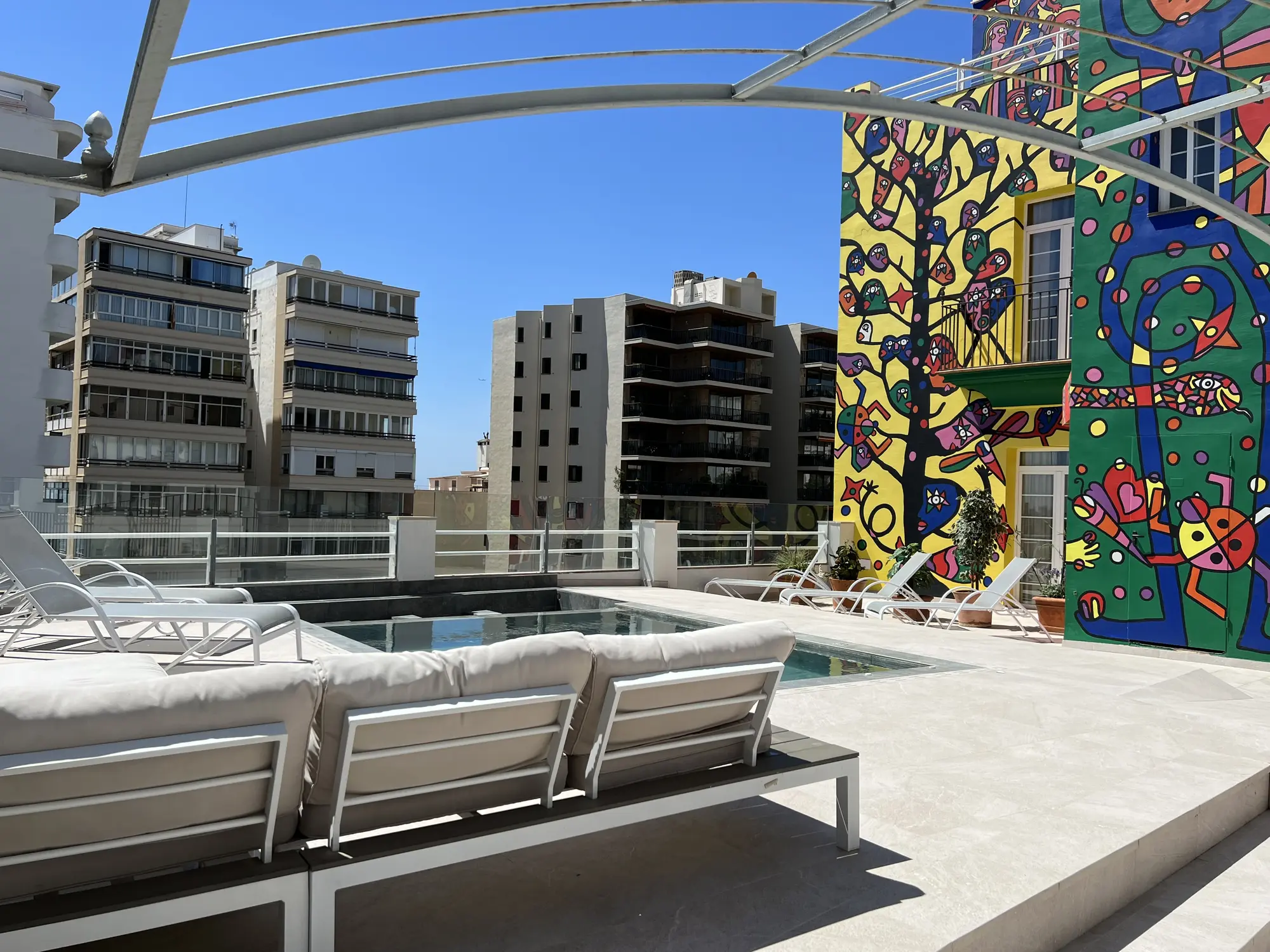 Artmadams, Pool