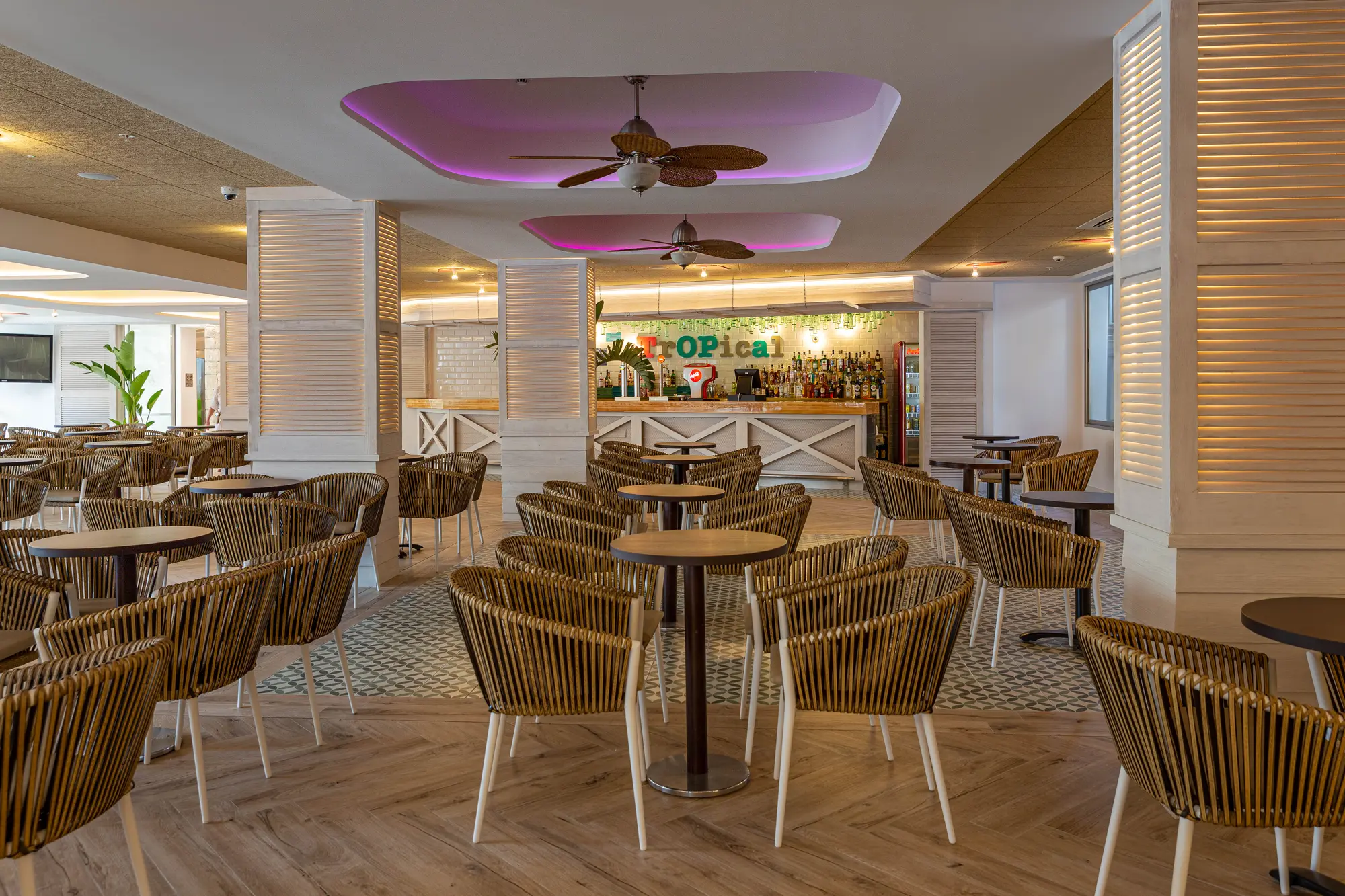Ambassador Playa I, Bar