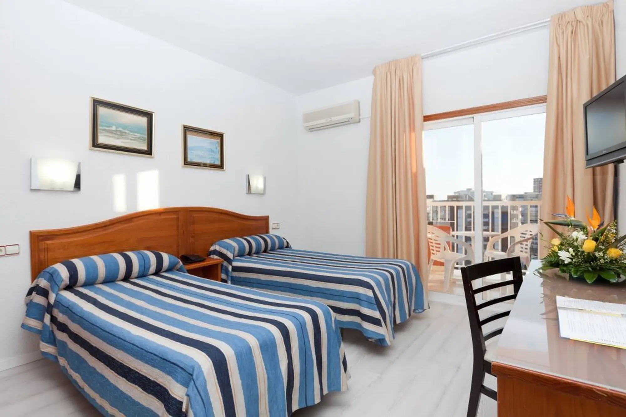 Cabana, Room