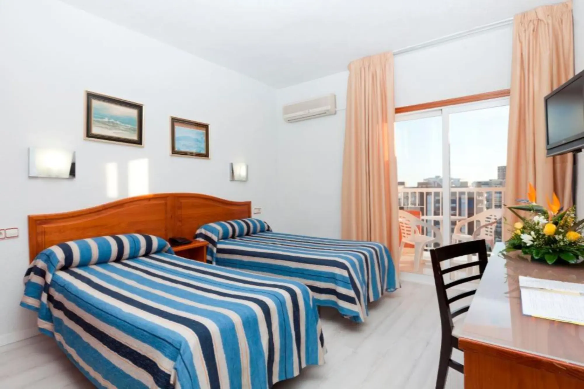 Cabana, Room