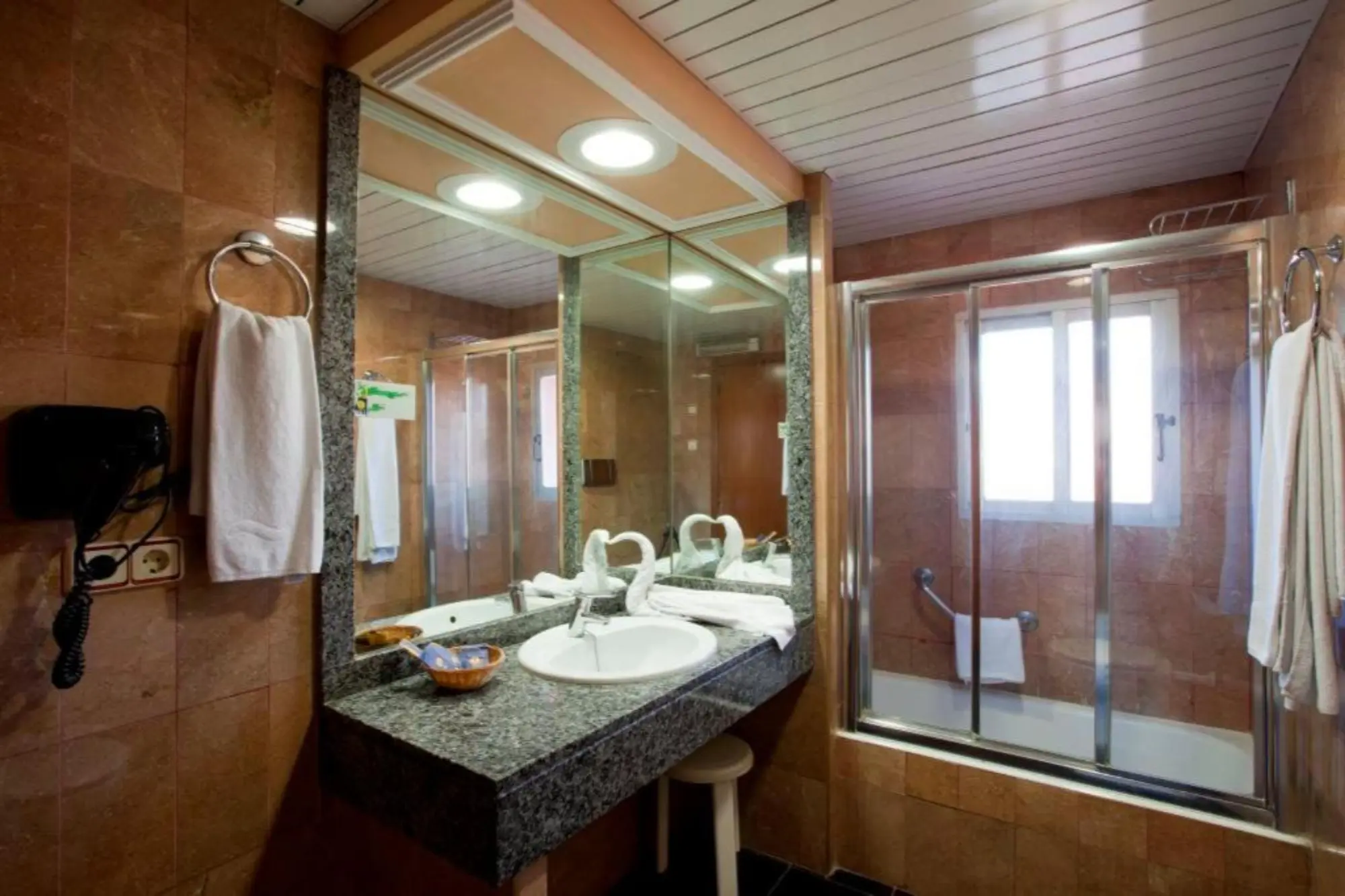 Cabana, Room