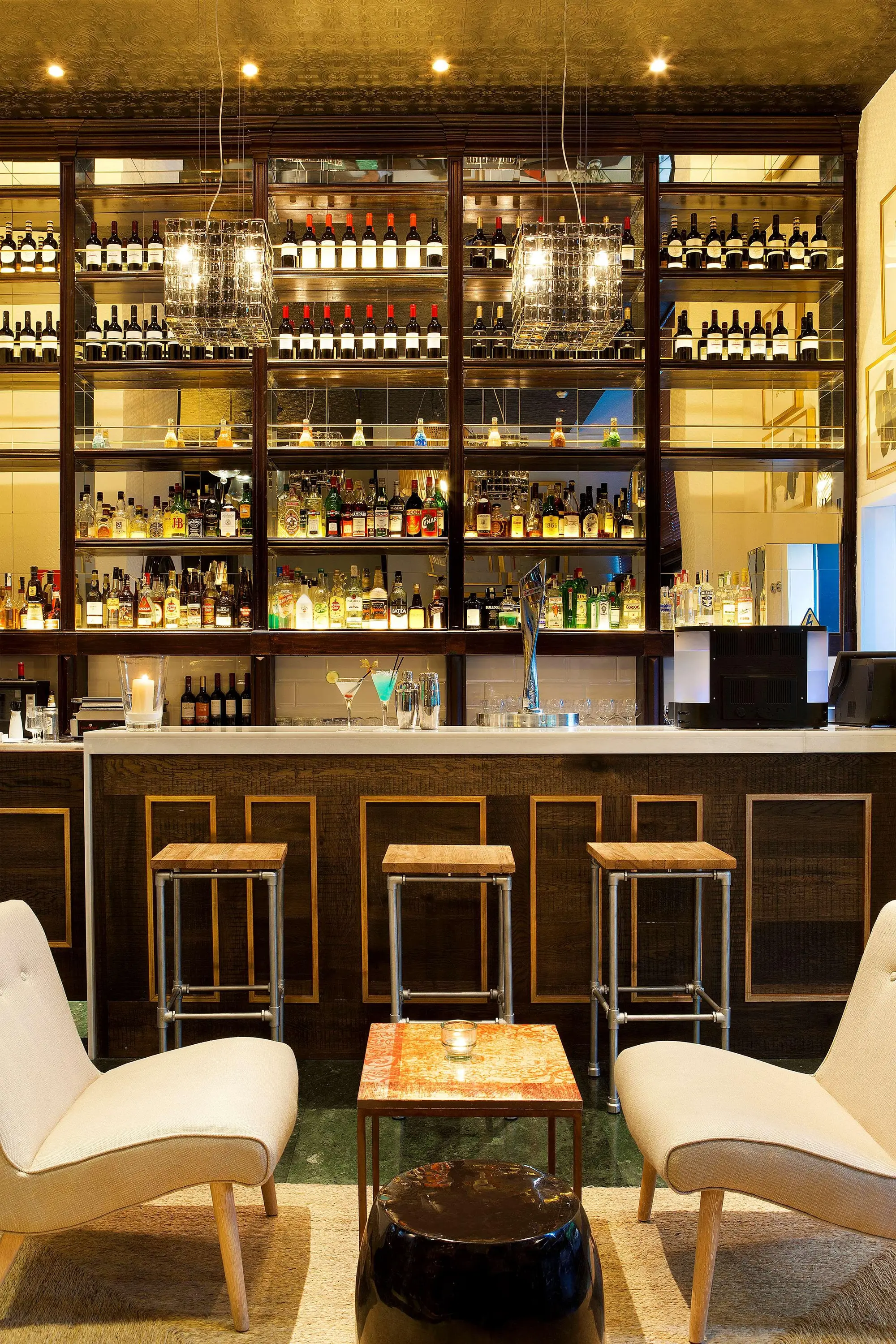 H10 Itaca, Bar
