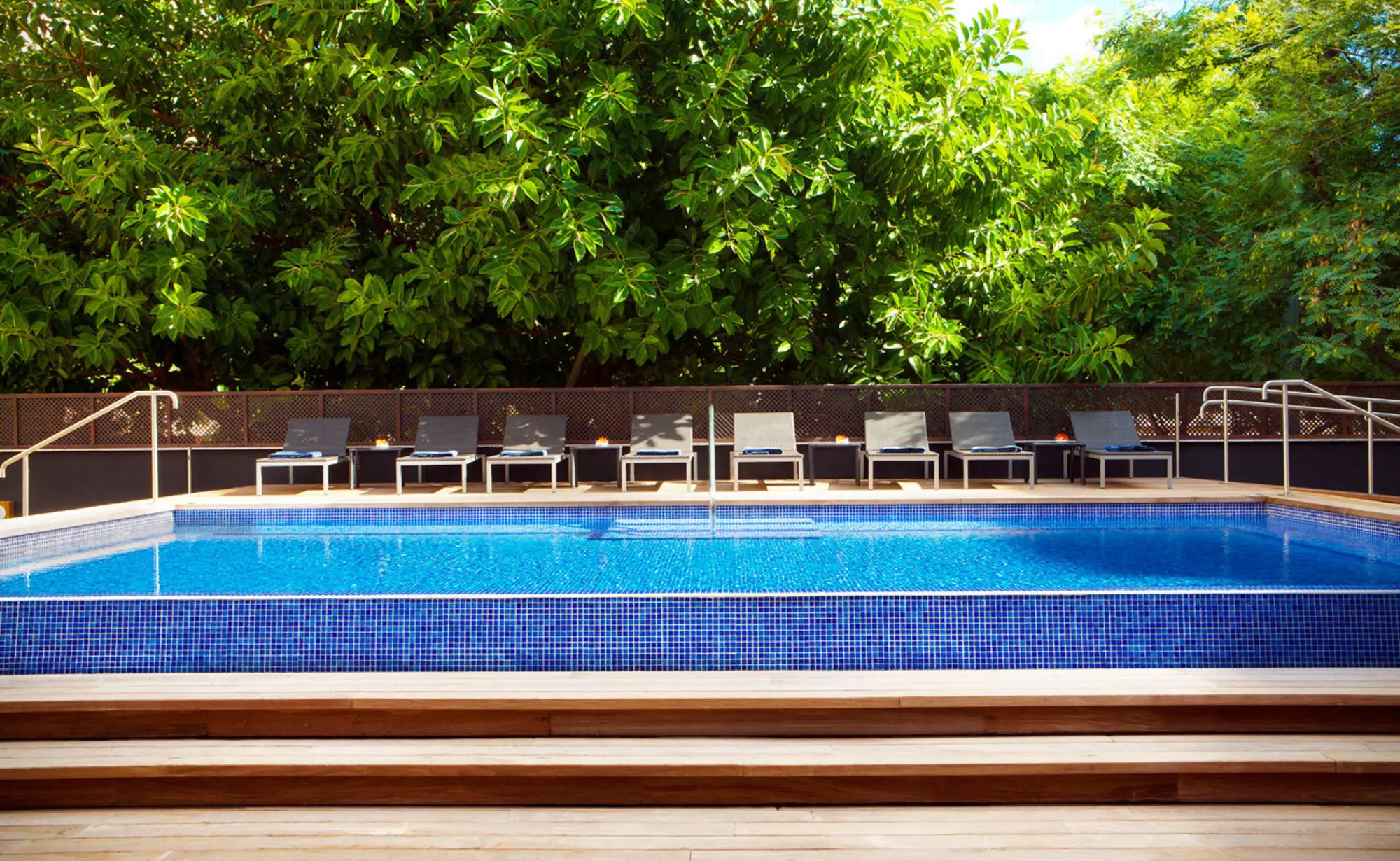H10 Itaca, Pool