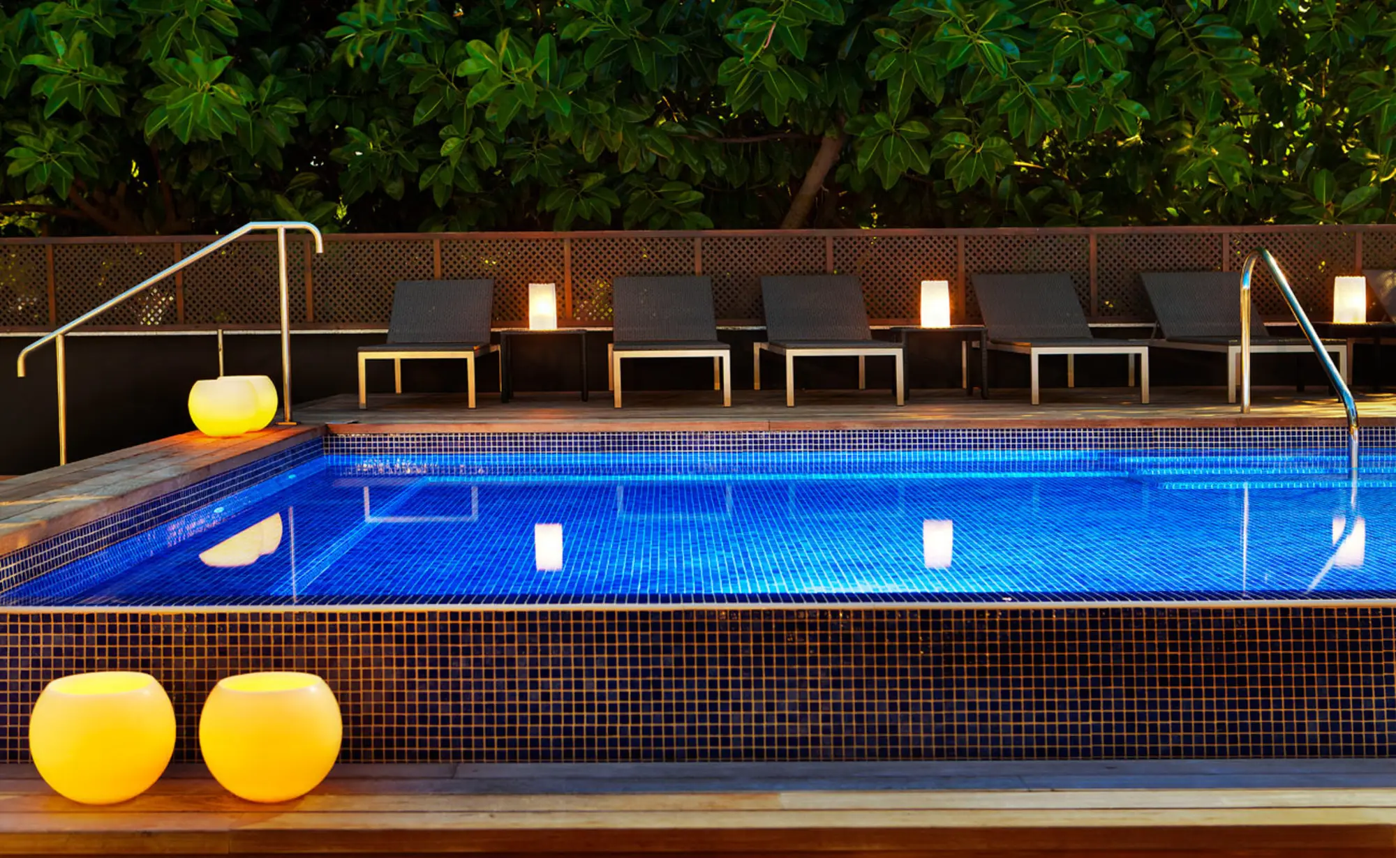 H10 Itaca, Pool