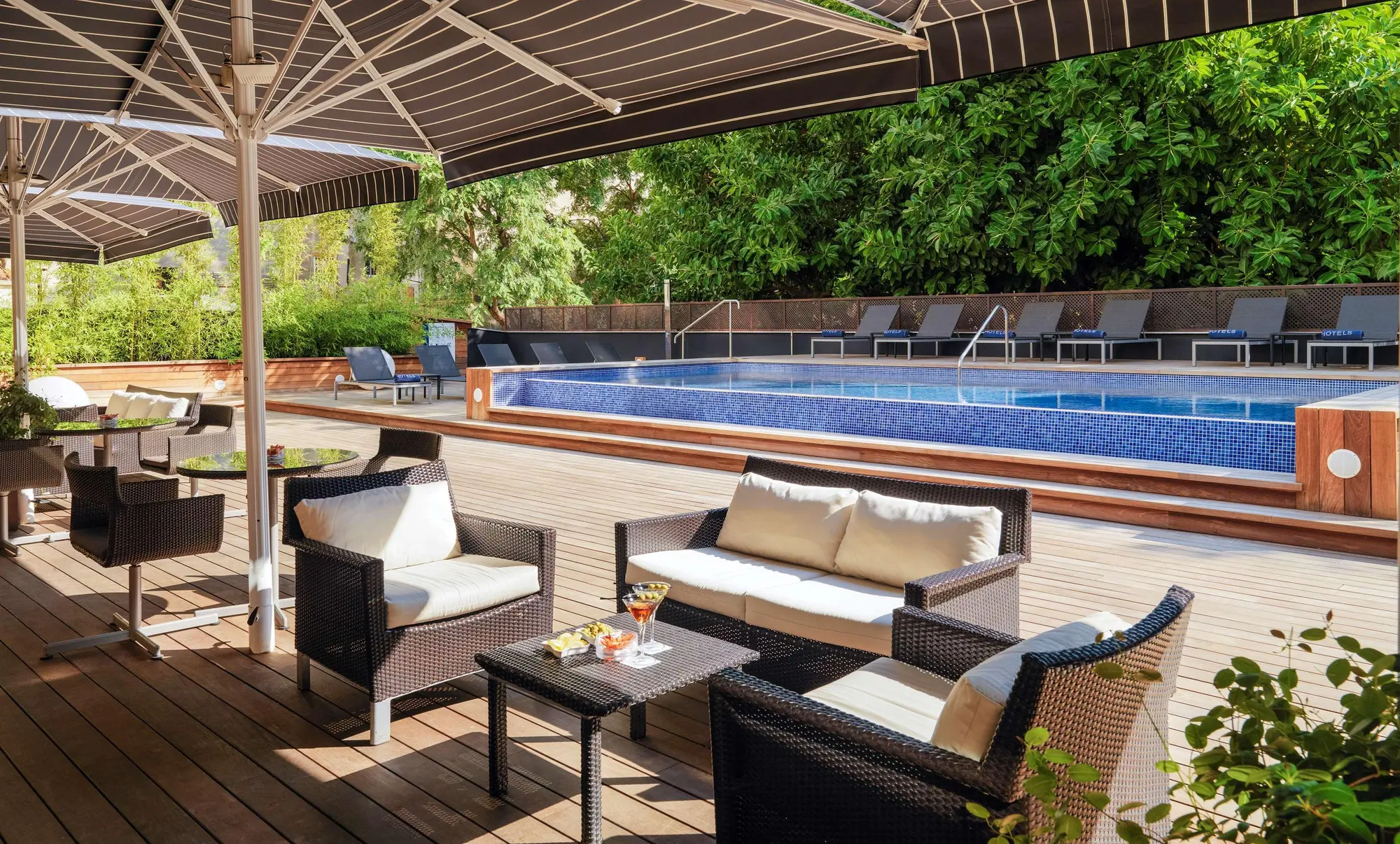 H10 Itaca, Pool