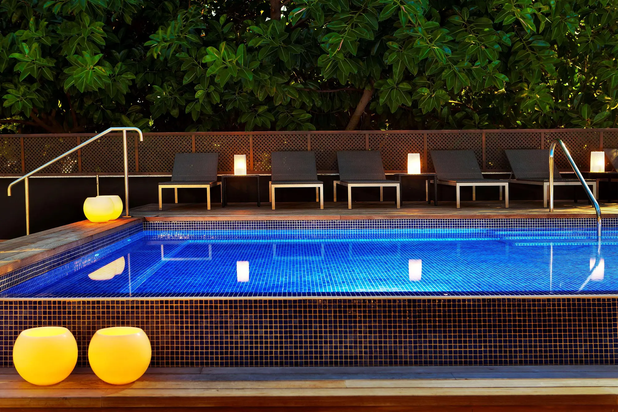 H10 Itaca, Pool