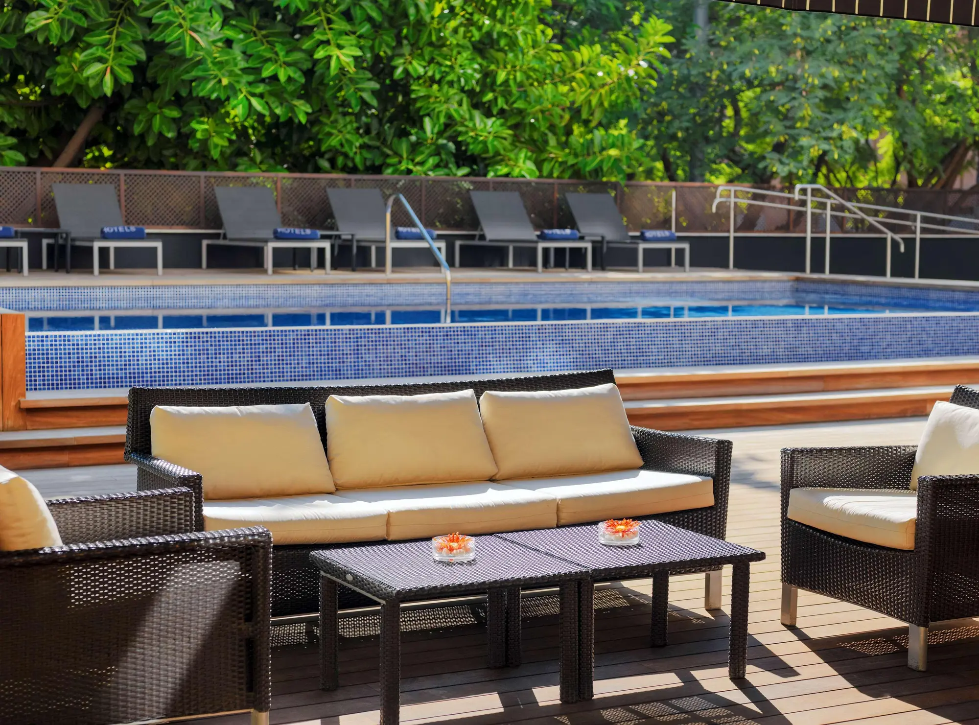 H10 Itaca, Pool