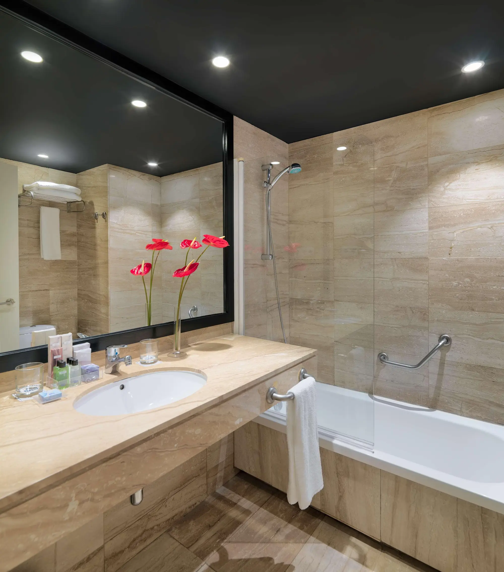 H10 Itaca, Room
