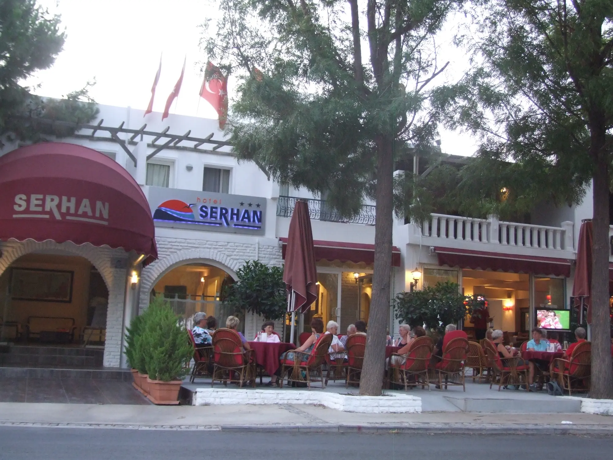 Serhan, Lobby