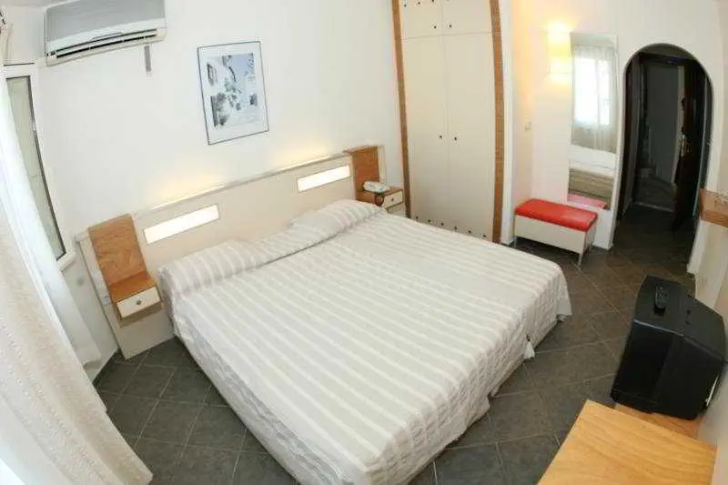 Serhan, Room